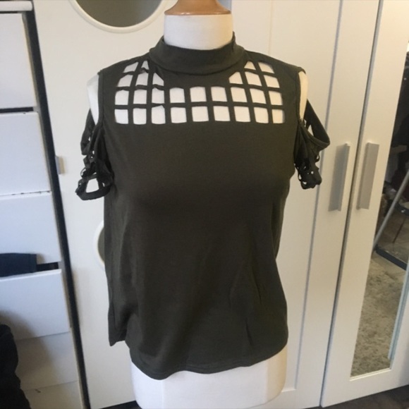 Sexy cage out cut top size small - Picture 4 of 7